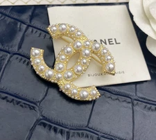 Women's Fashion Classic 3D Letter Brooch Gift, Brass Plated with 18k Gold