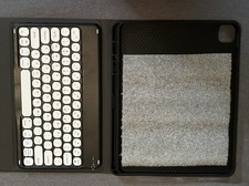 Black Smart Folio Case With Keyboard for Apple, Excellent used condition.