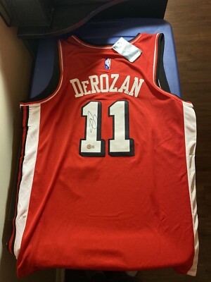 Demar Derozan Signed Autographed Chicago Bulls Jersey Beckett
