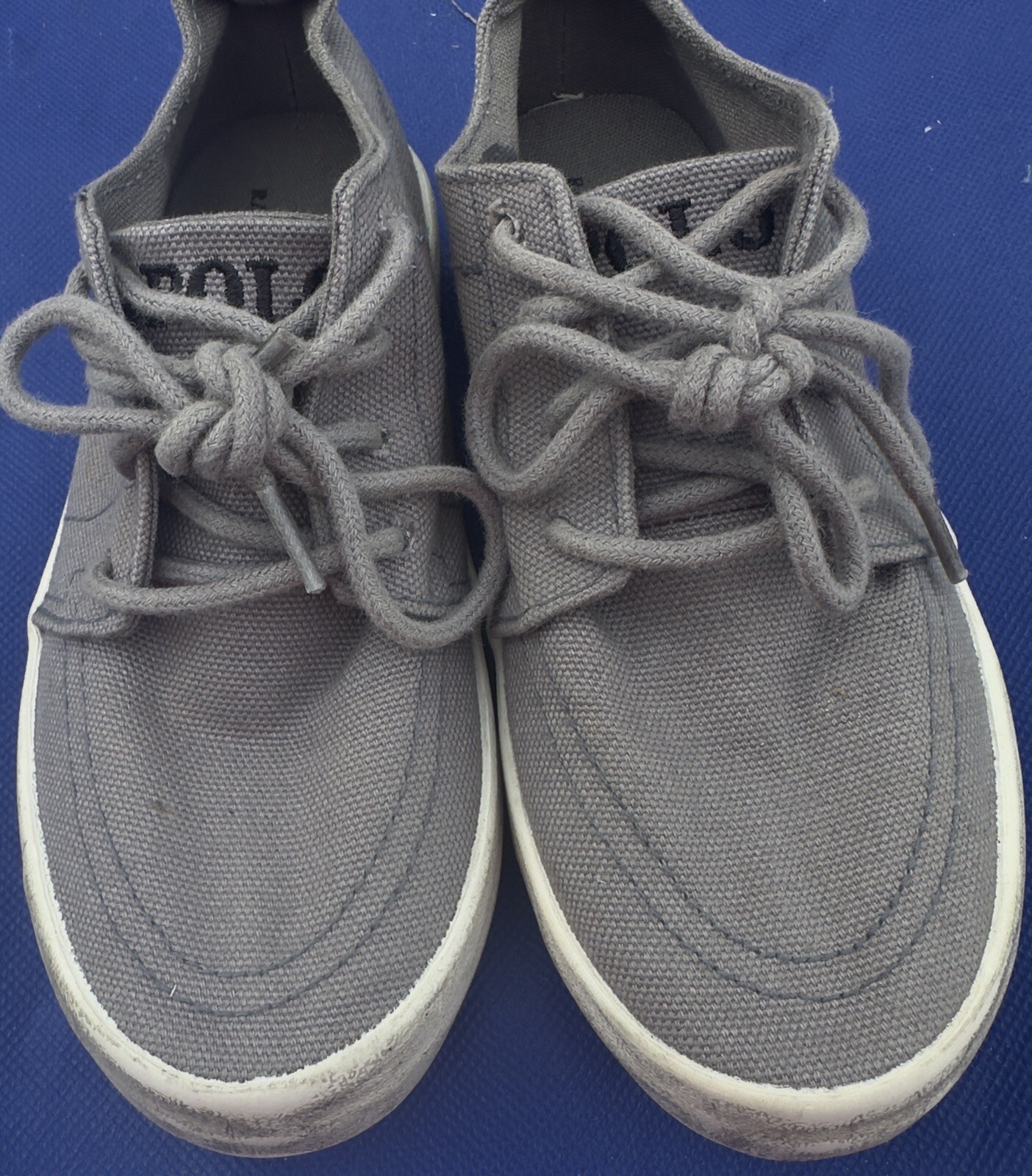 Polo da usare Ralph Lauren scarpe grigie e bianche ragazzi taglia 8 polo blu pony