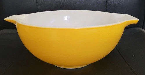 Vintage #443 Pyrex Yellow Cinderella Nesting Mixing Bowl  2 1/2 QT. Nice!