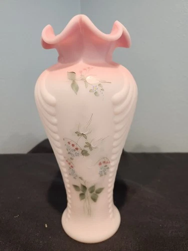 FENTON 2003 LMTD PINK SATIN MARY JACKSON EXCLUSIVE "FAITH" BOUQUET RIBBED VASE