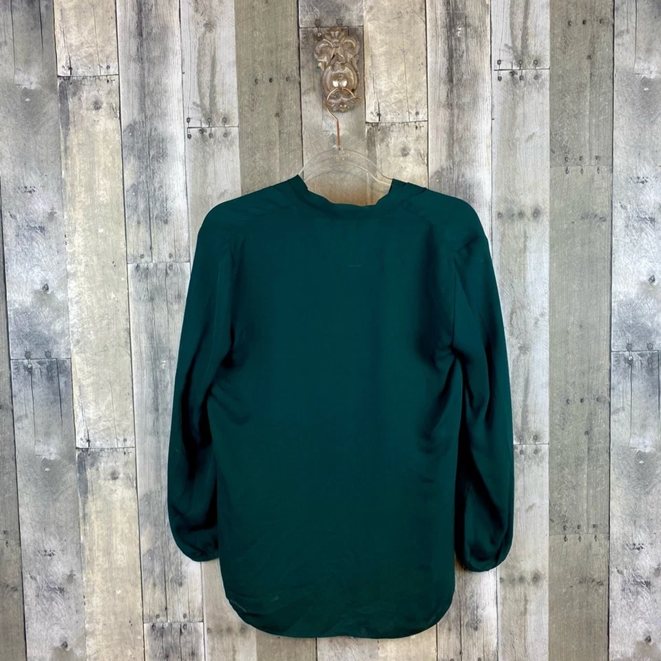 Theory Helona V Neck Silk Split Hem Blouse in Hunter Green Size Small. - Image 3 of 4