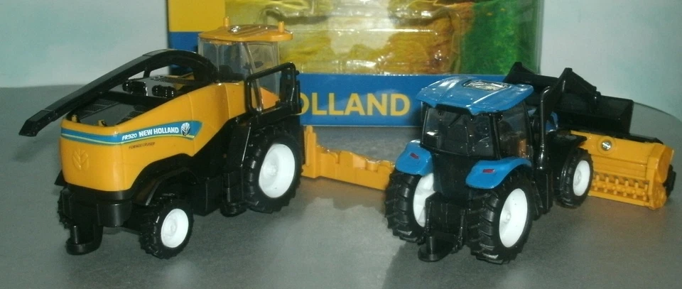 1/62 Scale New Holland FR920 Harvester & T6 Tractor Plastic New-Ray Toy AS-05005 - Image 4 of 4