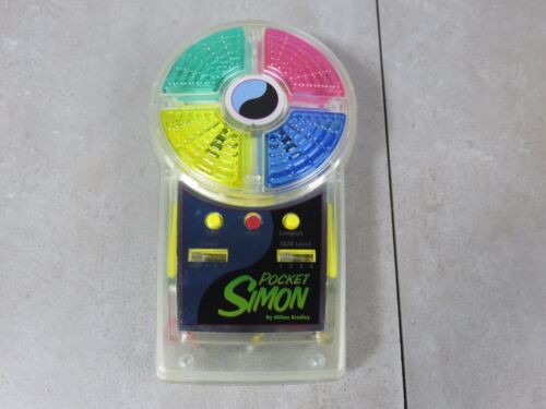 Jeu de poche Simon 1995 portable Milton Bradley CLAIR fonctionne sans couvercle de batterie - Photo 1/12