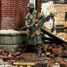 W.Britain 25275 German Grenadier Standing with StG 44, Winter 1944-45 Britains 