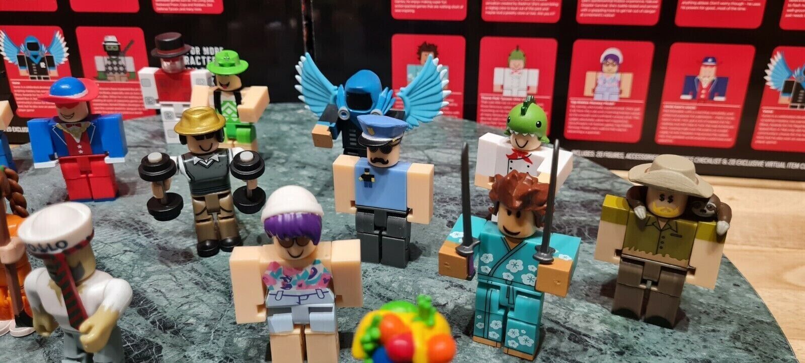 Roblox Action Collection - From the Vault 20 Figure Pack [Includes 20  Exclusive Virtual Items] 