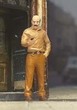 GAUGE OO 1/76 Man In Brown On Phone Hand Painted Hornby Model Railway 3d printed
