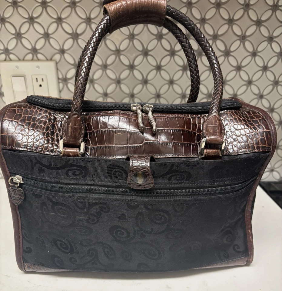 Bolso Forrado Brighton Lansky Cuero Repujado Cocodrilo Negro y Marrón Fin de Semana Artículos de Aseo Foto 3 de 4