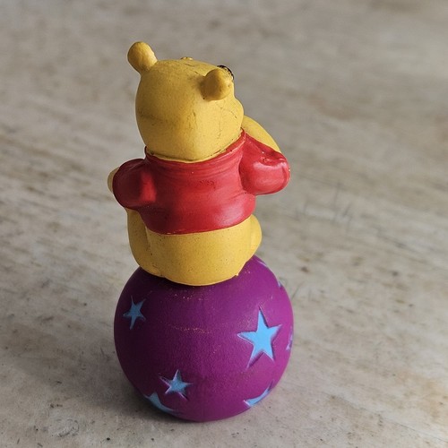 VINTAGE DISNEY WINNIE THE POOH SITZENDE MINIFIGUR MIT BALL 2" GROSS - Bild 3 von 5