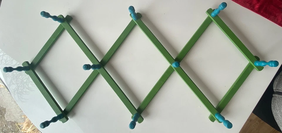 老式木制可扩展 10 Peg 壁挂马克杯/帽子架:蓝色和绿色 — 第 2/4 张图片