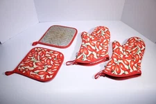 NOW DESIGNS RED CHILI PRINT OVEN MITT AND POT HOLDER 4 SET RED WHITE GREY