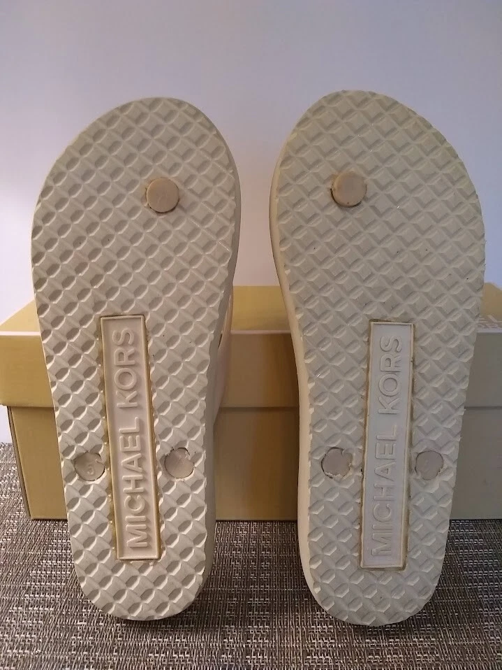 Chanclas Michael Kors Jet Set Signature Vainilla y Dorado Talla 5 M con Caja de Zapatos Foto 2 de 4