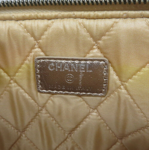 Chanel Acolchado Perforado O Estuche Bolso Clutch Bolsa Metálico Beige Auténtico - Imagen 12 de 17