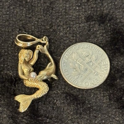 14 Karat Gold Meerjungfrau hängend am Delfinschwanz mit Perle. extrem feine Details