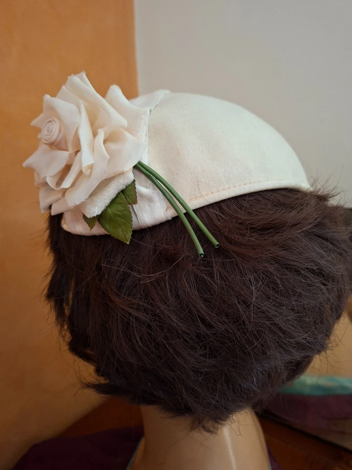 Vintage womens cream/ivory felt and silk half hat with rose - Image 4 of 4