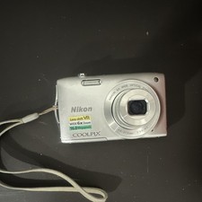 Nikon COOLPIX S3300 16.0MP Compact Digital Camera Silver 6x Zoom Lens-shift VR
