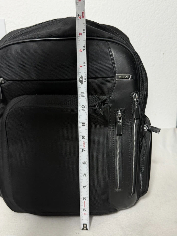 Mochila Tumi Arrive Kingsford Mochila Cuero y Lona Negra Expandible Foto 2 de 4