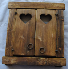 Finestra in legno con grata in ferro battuto e scuri traforati -I-