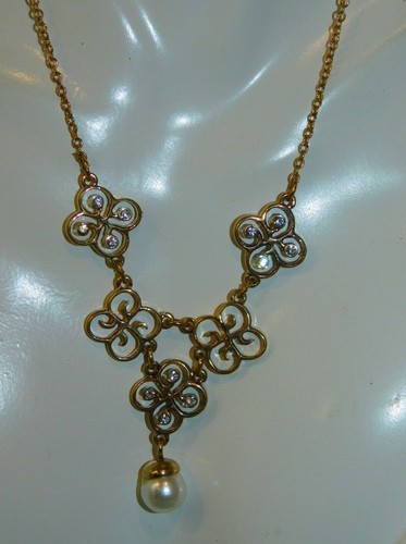 AVON Flower Cross link necklace Pearl 