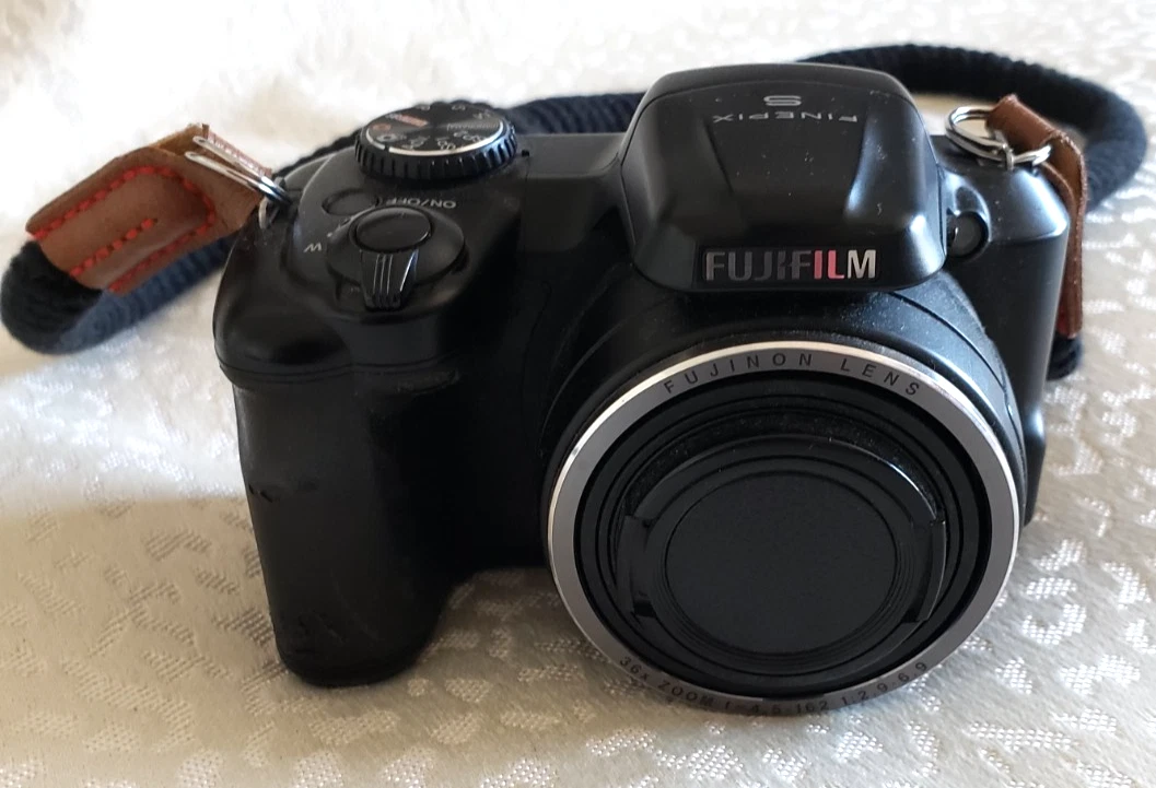 Fijifilm Fine Pix S8600 36x Super Wide 25-900mm Digital Camera
