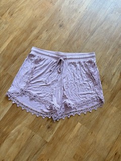 Baumwoll Shorts Sommershorts Lila mit Spitze M