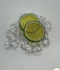 Fette di lime e ghiaccio in cristallo schiacciato 🍋‍🟩 🧊