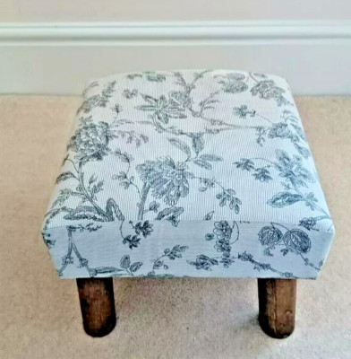 Holz und Stoff gepolsterter Hocker Stuhl für Kind Puppe Bär. Massives attraktives Stück.