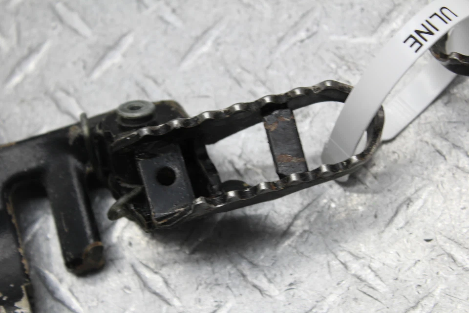 1999 HONDA XR200R LEFT RIGHT FOOT RESTS PEGS  - Image 3 of 4