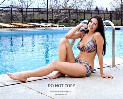 ACTRESS LYNDA CARTER PIN UP - 8X10 PUBLICITY PHOTO (MW-981)