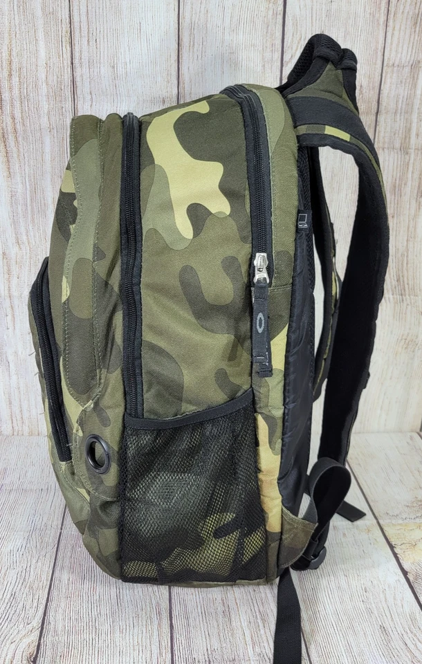 Mochila acolchada para computadora portátil Oakley Flak Pack Woodland camuflaje lanzamiento 2013 Foto 4 de 4