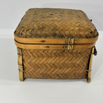Very Cute Vintage Woven Basket w/Lid, Handles, Legs Decor, Entry Way Catch All