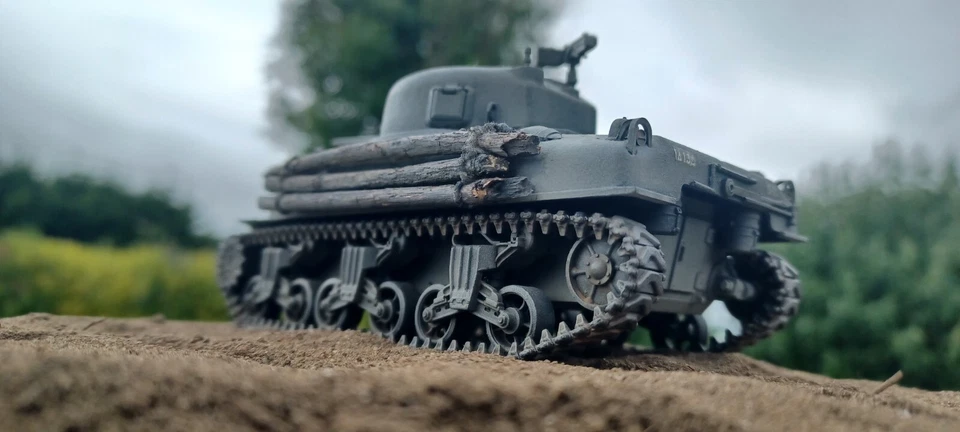 U.S. Medium Tank M4A1 Sherman Fury Logs Built + Painted WW2 Tank Model (1/48) - Image 4 of 4