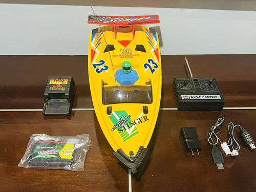 RARE TYCO JET STINGER 23 RACING BOAT.  REMOTE/ 2 BATTERIES / CHARGERS.  WORKS