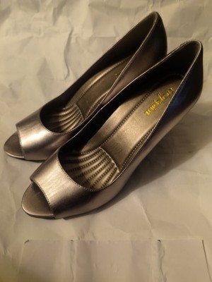 Easy Spirit Womens Keimi Leather Peep-Toe Pumps Size 8.5M Silver Sheep Leather
