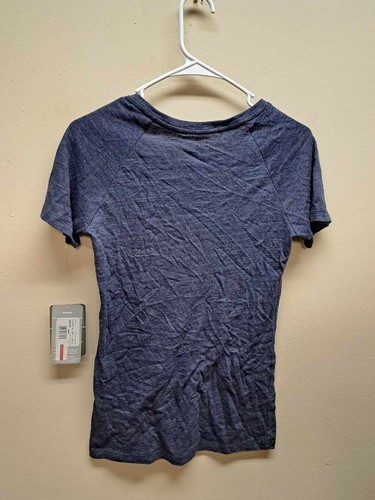 NWT Reebok Colorado Avalanche Hockey Women's Medium T-Shirt - Picture 4 of 4