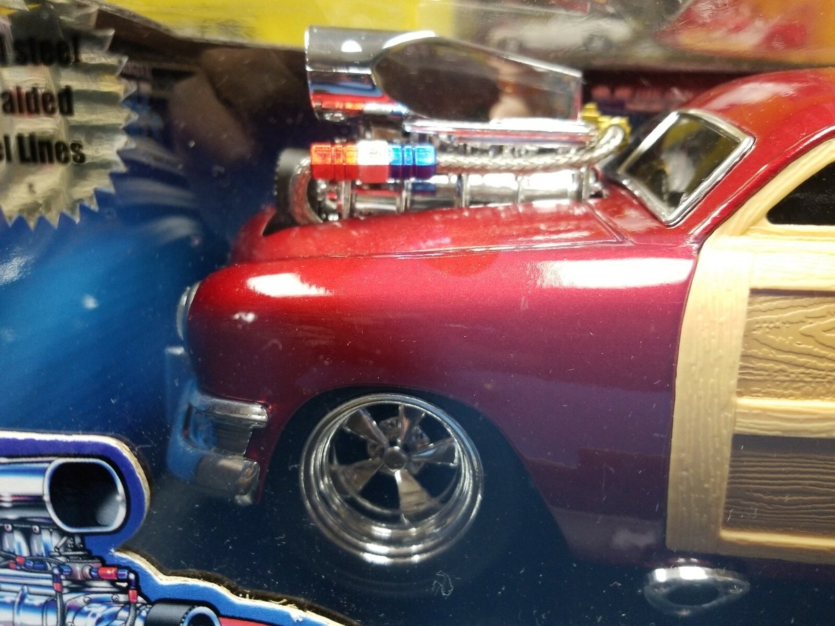 MUSCLE MACHINES '50 FORD WOODY RED 