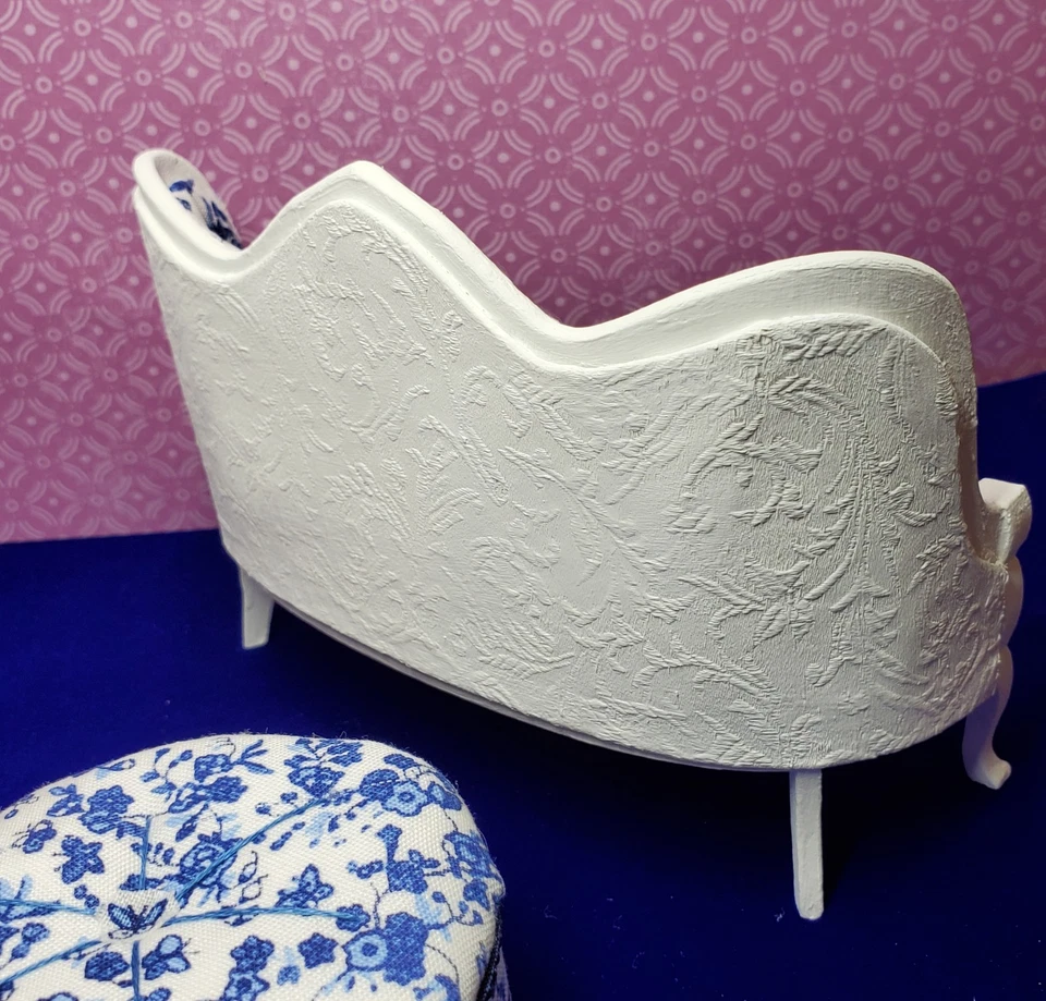 Sofá miniatura para casa de muñecas azul y blanco con otomana Foto 3 de 4