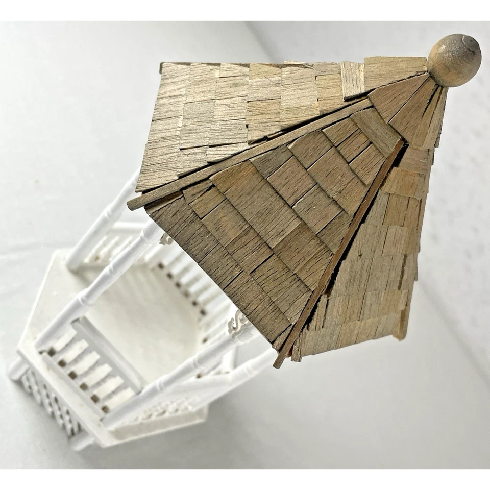 Gazebo blanco miniatura para casa de muñecas 1:24 hecho de kit por pestañas artesanales Haight Chairs Foto 3 de 4