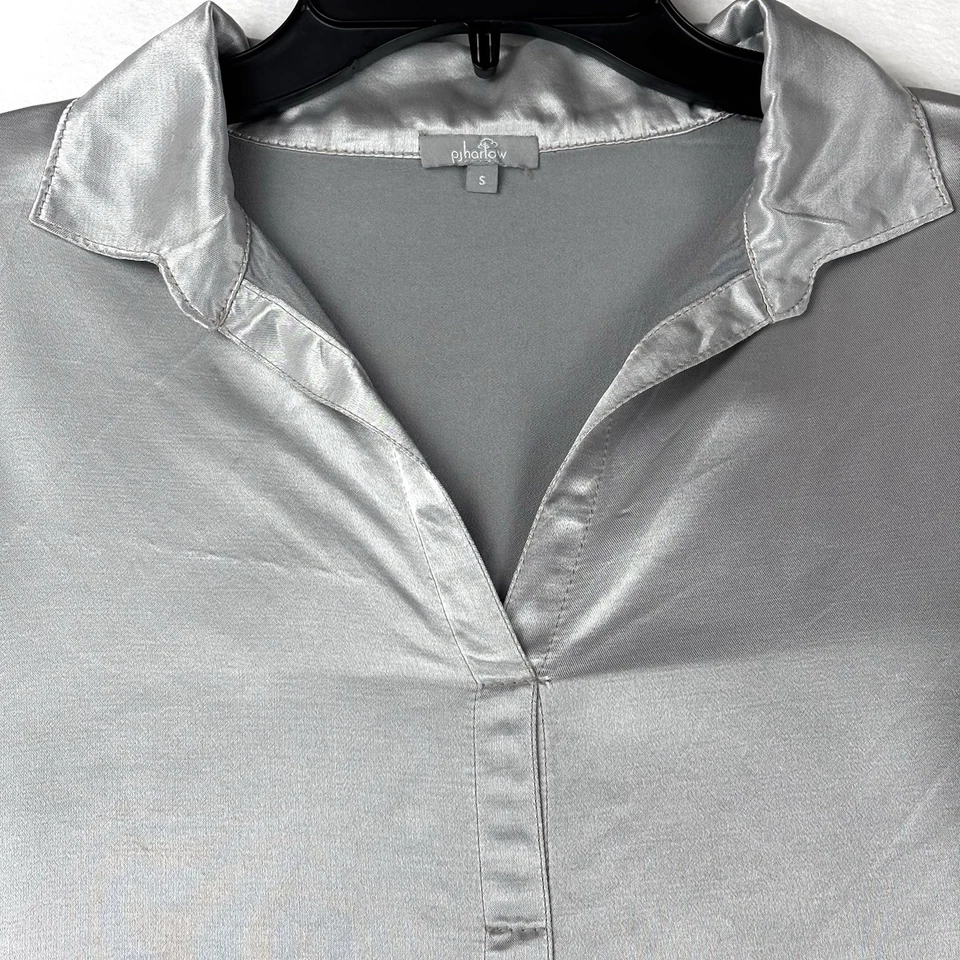 Top de satén PJ Harlow Fran con cuello azul mañana plateado pequeño hecho en EE. UU. Foto 4 de 4