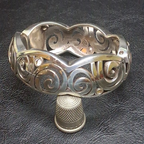 BRIGHTON Silberfarben Kristall Klapp Armreif Armband Silberfarben. 15,196