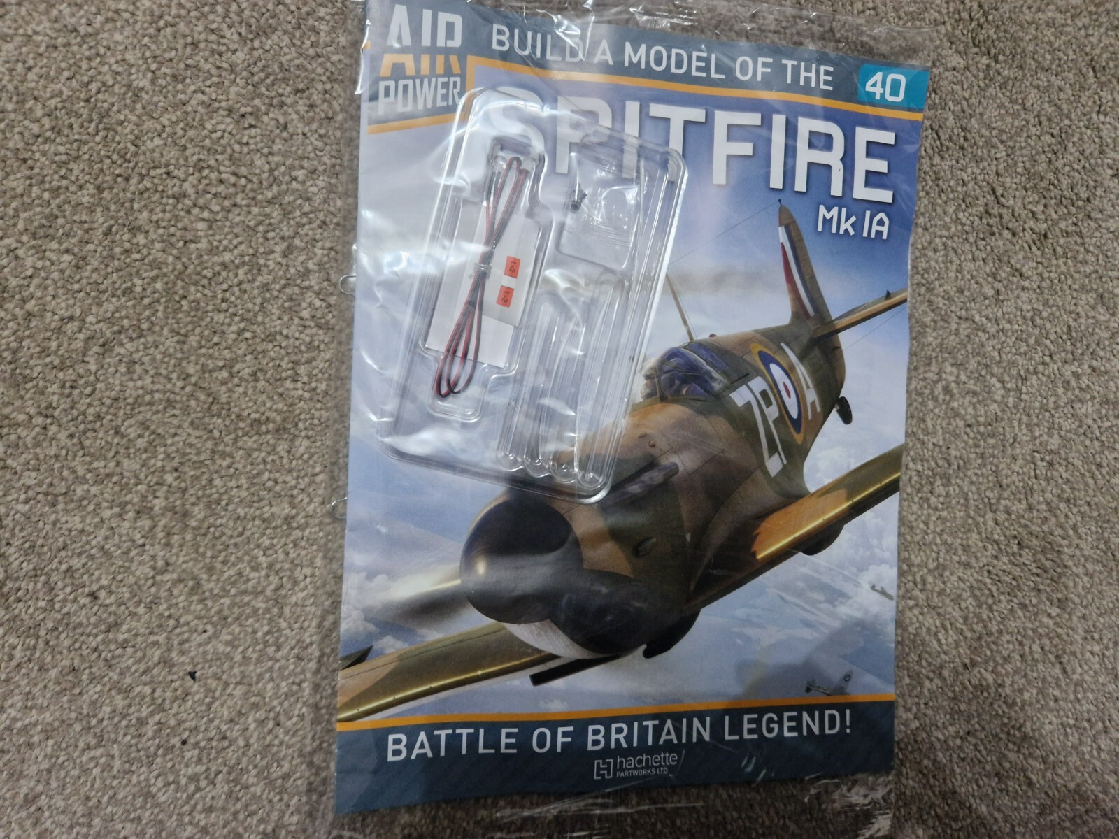 1/18 HACHETTE ISSUE 40 - BUILD A MODEL OF THE SPITFIRE MK 1A PLANE