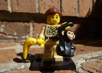 LEGO Minifigures 8805 Series 5 Zookeeper monkey banana, stand & opened pack