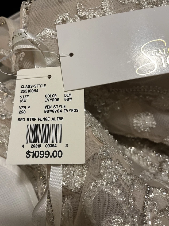 Vestido de novia Galina Signature Line de David’s Bridal  Foto 2 de 3