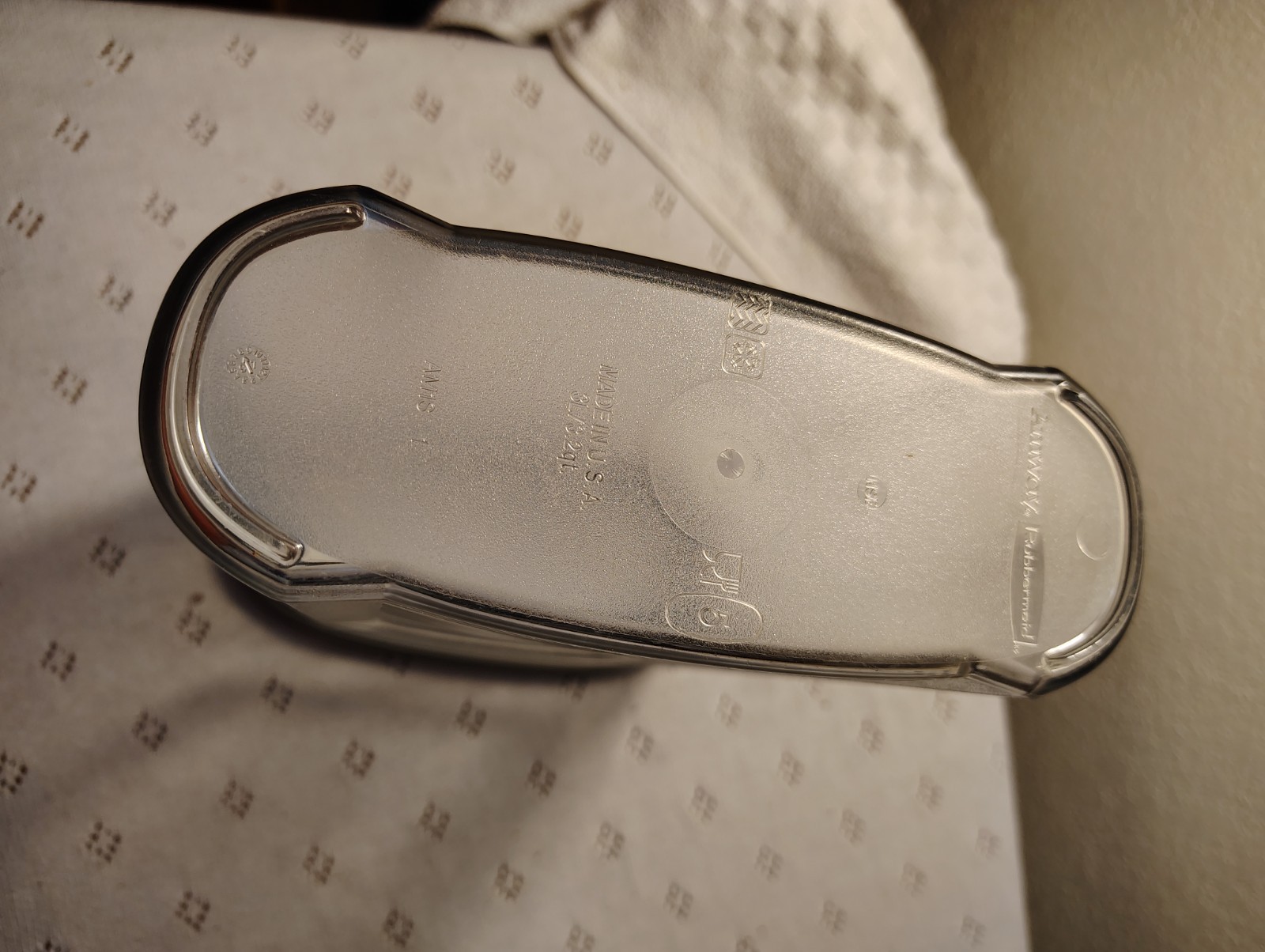 Rubbermaid Food Storage Container Canister #5 Sheer with Black Lid 3 quart