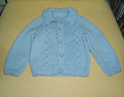 Neue blaue schön handgestrickte Strickjacke für kleines Kind oder große Puppe, Größe angegeben.