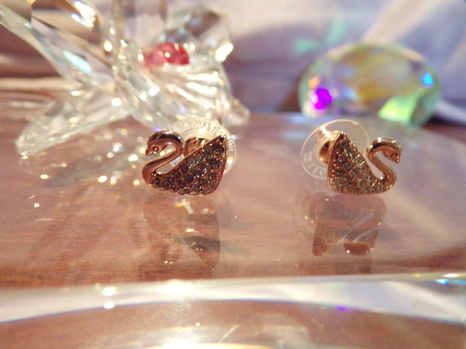 NUEVO EN CAJA SWAROVSKI #? Aretes icónicos color crema cisne PE tono oro rosa SWE Foto 2 de 2
