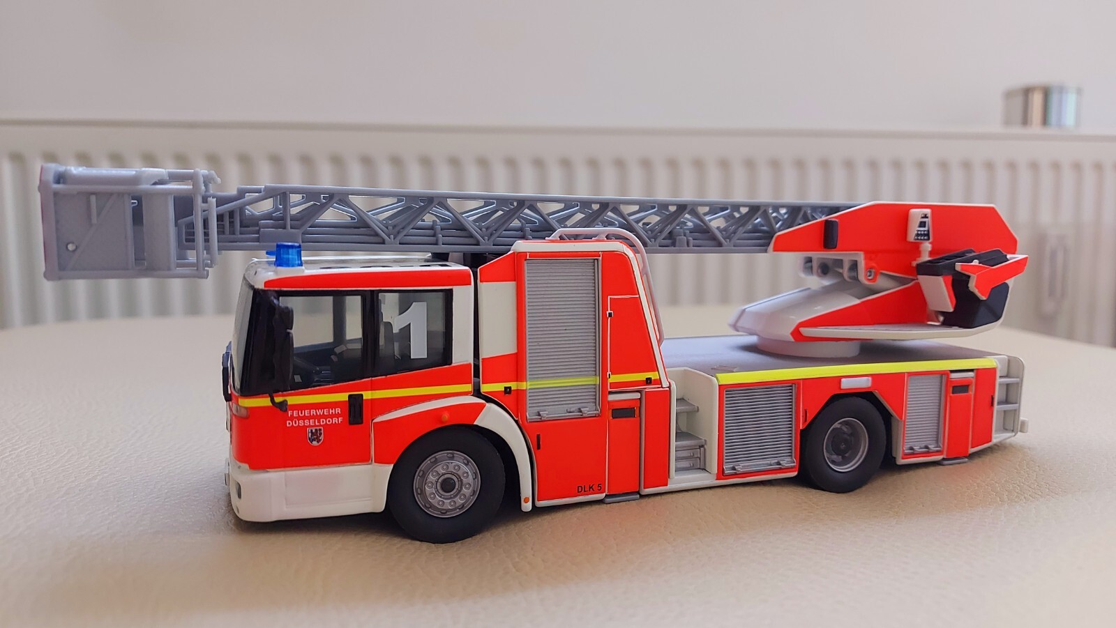 Feuerwehr Düsseldorf DLK 2312 Mercedes ECONIC 143