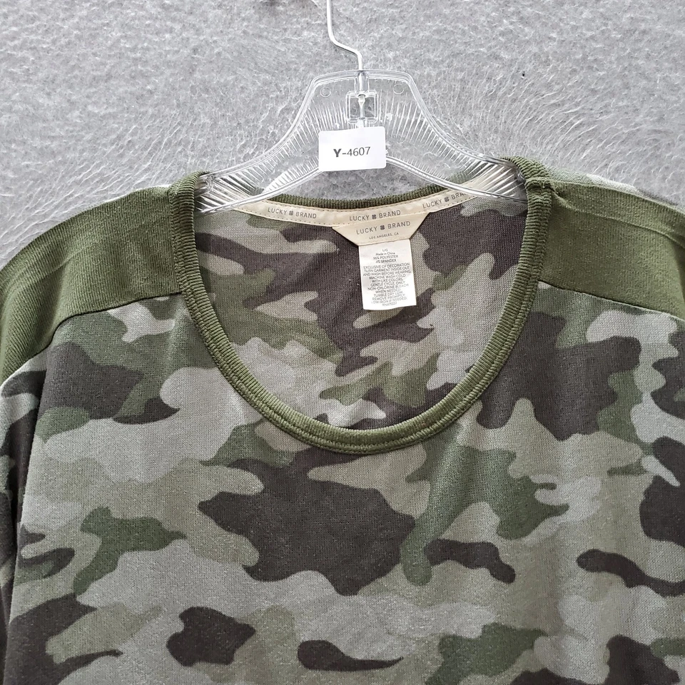 Camiseta deportiva grande camuflada oliva manga corta cuello redondo Lucky Brand para mujer Foto 2 de 4