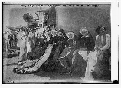 Photo:Nuns from Bengasi repairing Italian flag on the PISA